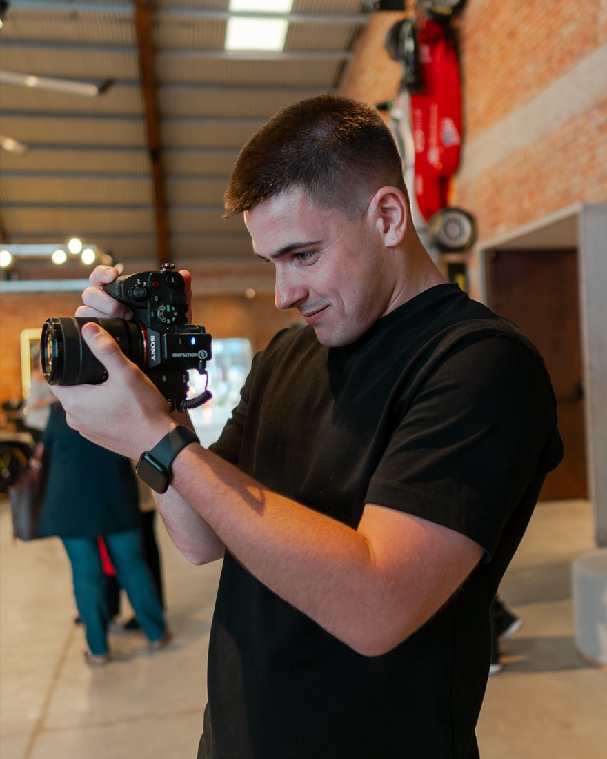Bastidores: fotógrafo da SF ajustando a câmera em set